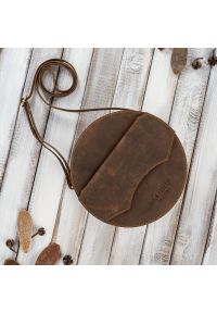 Okrągła listonoszka skórzana PAOLO PERUZZI T-92-LB j. brązowa. Kolor: brązowy. Sezon: zima, jesień. Materiał: skórzane. Styl: vintage, elegancki. Rodzaj torebki: na ramię #1