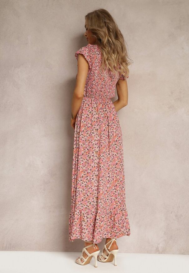 Renee - Różowa Rozkloszowana Sukienka z Wiskozy w Kwiaty Evanitte. Typ kołnierza: kołnierz z falbankami. Kolor: różowy. Materiał: wiskoza. Wzór: kwiaty