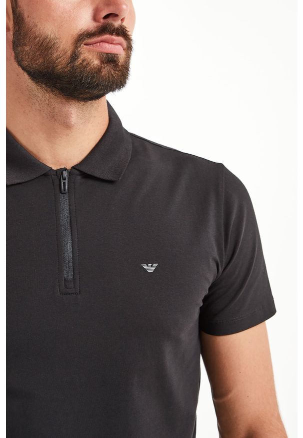 Emporio Armani - POLO EMPORIO ARMANI TRAVEL ESSENTIAL. Typ kołnierza: polo. Wzór: jednolity, nadruk. Styl: sportowy