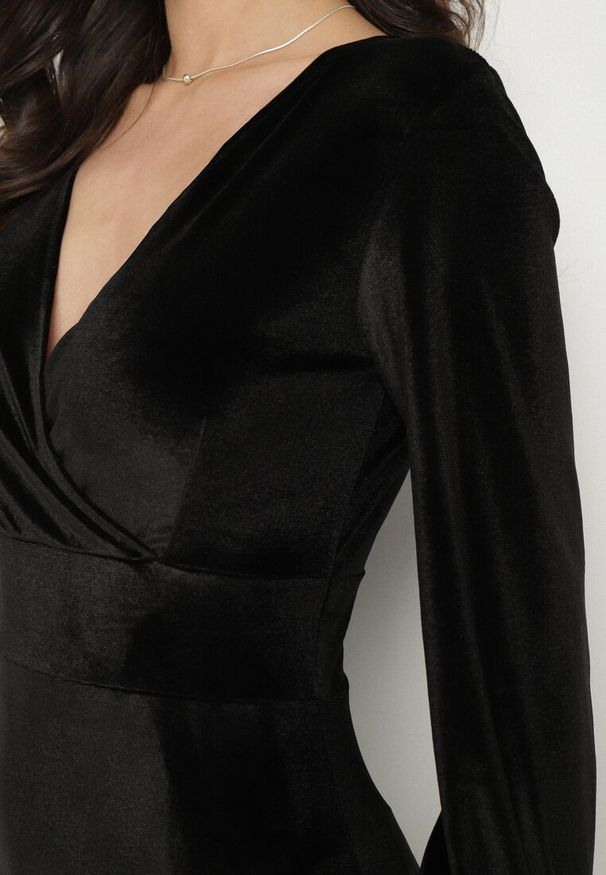 Born2be - Czarna Dopasowana Sukienka Welurowa z Kopertowym Dekoltem Wilara. Kolor: czarny. Materiał: welur. Długość rękawa: długi rękaw. Typ sukienki: kopertowe. Styl: klasyczny