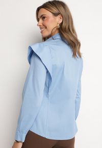 Born2be - Jasnoniebieska Bawełniana Koszula z Ozdobnymi Ramionami Teladoria. Okazja: na co dzień. Kolor: niebieski. Materiał: bawełna. Styl: casual, elegancki #6