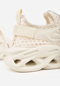 Born2be - Beżowe Siateczkowe Buty Sportowe Sneakersy na Grubej Tłoczonej Podeszwie Telarienna. Okazja: na co dzień. Zapięcie: sznurówki. Kolor: beżowy. Materiał: jeans. Obcas: na platformie #4