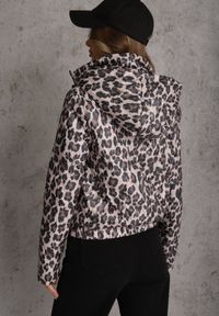 Renee - Różowa Panterkowa Kurtka z Odpinanym Kapturem Anastaera. Kolor: różowy. Materiał: poliester. Długość rękawa: długi rękaw. Sezon: wiosna #2