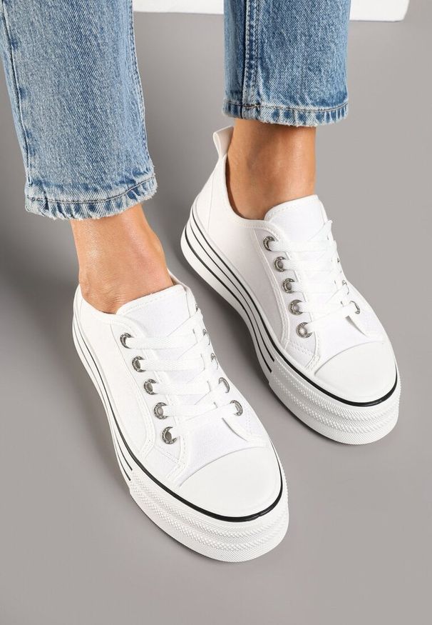 Renee - Białe Trampki na Grubej Podeszwie Lurivanna. Okazja: na co dzień. Nosek buta: okrągły. Kolor: biały. Materiał: jeans. Wzór: aplikacja. Obcas: na platformie. Styl: casual, elegancki