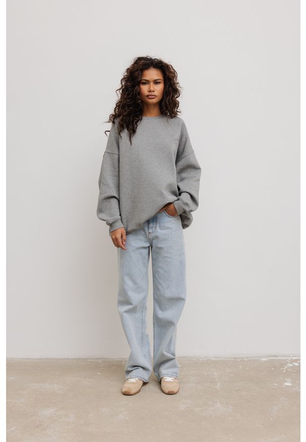 Marsala - Bluza damska o kroju oversize z HAFTEM w kolorze GREY MELANGE - CRAFT-UNI. Materiał: poliester, materiał, dzianina, bawełna, dresówka. Długość rękawa: długi rękaw. Długość: długie. Wzór: haft. Styl: klasyczny