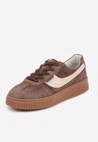 Renee - Ciemnobrązowe Sneakersy Kultowe Tenisówki z Zamszu Naturalnego ze Skórzaną Wkładką Rionae. Okazja: na co dzień, na randkę. Kolor: brązowy. Materiał: zamsz, skóra #6