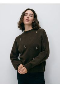 Reserved - Sweter z ozdobnymi aplikacjami - ciemnobrązowy. Kolor: brązowy. Materiał: dzianina, wełna. Wzór: aplikacja