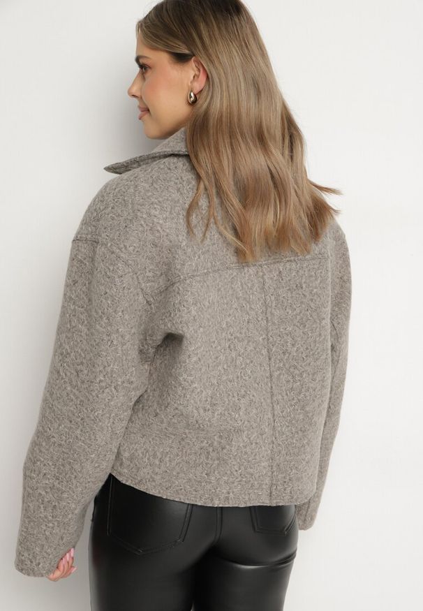 Born2be - Brązowa Pudełkowa Kurtka z Kołnierzykiem i Kieszeniami o Krótkim Fasonie Neliella. Okazja: na co dzień. Kolor: brązowy. Materiał: jeans. Długość: krótkie. Styl: elegancki, casual