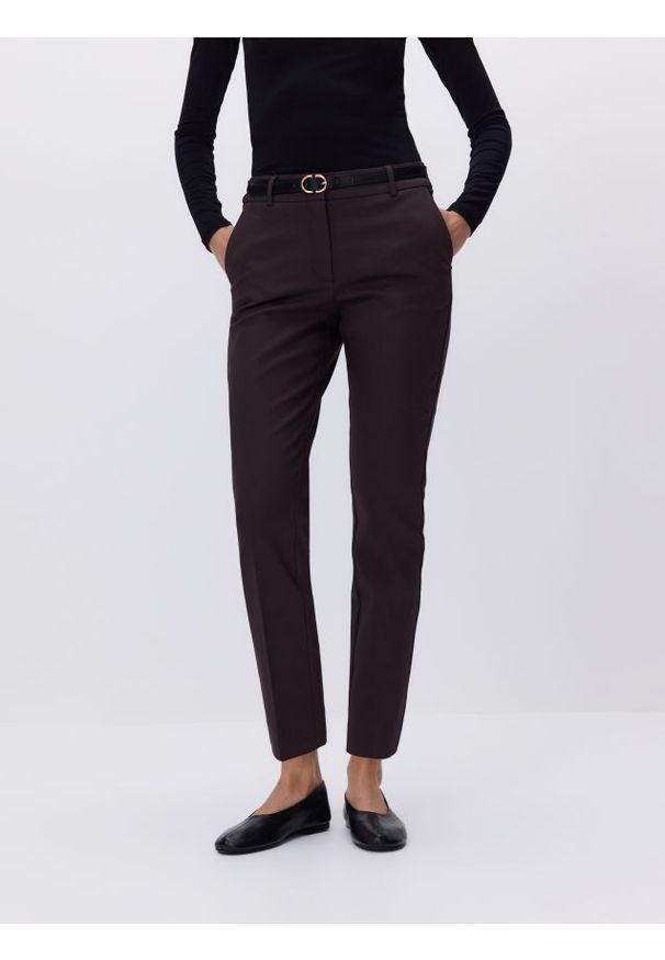 Reserved - Spodnie cygaretki z paskiem - ciemnobrązowy. Kolor: brązowy. Materiał: tkanina, bawełna