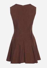 Born2be - Brązowa Rozkloszowana Sukienka z Wycięciem przy Dekolcie Atarinea. Okazja: na co dzień. Kolor: brązowy. Wzór: aplikacja. Typ sukienki: proste. Styl: casual #6