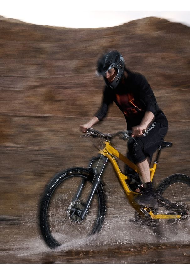 4f - 4F Spodenki casual męskie - czarne M. Kolor: czarny. Materiał: tkanina. Długość: krótkie