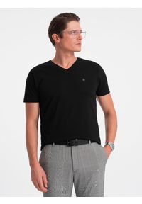 Ombre Clothing - Męski T-shirt V-NECK z elastanem - czarny V3 OM-TSCT-0106 - XXL. Typ kołnierza: dekolt w kształcie V. Kolor: czarny. Materiał: elastan. Długość rękawa: krótki rękaw. Długość: krótkie. Wzór: nadruk. Styl: klasyczny #1