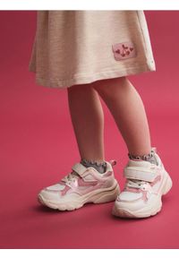 Reserved - Sneakersy z zapięciem na rzep - beżowy. Zapięcie: rzepy. Kolor: beżowy. Materiał: materiał