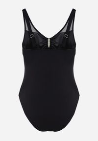 Born2be - Czarny Strój Kąpielowy Jednoczęściowy z Metaliczną Ozdobą i Marszczeniem Chelviane. Kolekcja: plus size. Kolor: czarny. Wzór: aplikacja #3