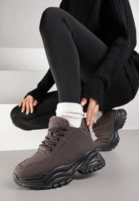 Renee - Brązowe Trapery Sneakersy Vices na Platformie z Tłoczeniem Nirrise. Okazja: na co dzień. Kolor: brązowy. Materiał: dresówka. Obcas: na platformie. Styl: casual