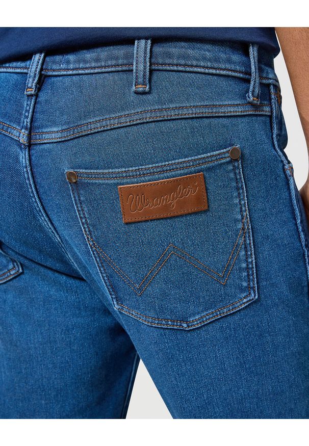 Wrangler - WRANGLER MĘSKIE SPODNIE OCIEPLANE JEANSOWE LARSTON GAVIN 112356819 W18S008806. Styl: klasyczny