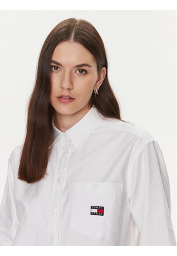 Tommy Jeans Koszula Badge Boyfriend DW0DW17351 Biały Relaxed Fit. Kolor: biały. Materiał: bawełna