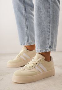 Renee - Jasnożółte Sneakersy na Platformie w Stylu Tenisówek Ozdobione Paskami Ladia. Okazja: na co dzień. Zapięcie: pasek. Kolor: żółty. Materiał: jeans. Wzór: aplikacja. Sezon: wiosna. Obcas: na platformie #7