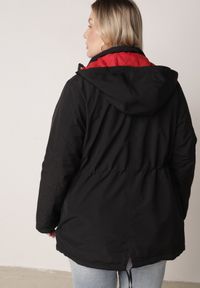 Born2be - Czarno-Czerwona Przejściowa Kurtka Dwustronna Parka z Pikowaniem i Kapturem Tidare. Okazja: na spacer, na co dzień. Kolekcja: plus size. Kolor: czarny. Materiał: poliester, jeans. Styl: casual, sportowy #8