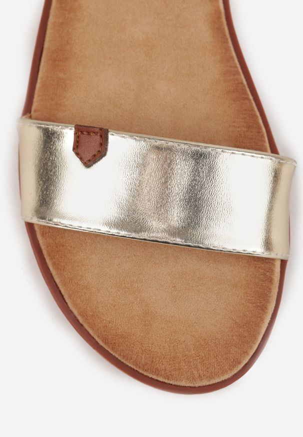 Born2be - Złote Minimalistyczne Sandały VICES na Płaskiej Podeszwie z Bieżnikiem Tailisha. Okazja: na spacer. Zapięcie: pasek. Kolor: złoty. Materiał: len, jeans. Sezon: lato. Obcas: na płaskiej podeszwie