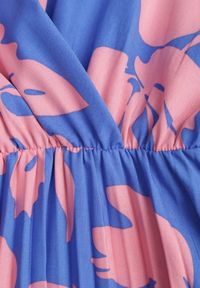 Born2be - Niebiesko-Różowa Plisowana Koktajlowa Sukienka z Kopertowym Dekoltem Paskiem i Gumką w Talii Anelsea. Okazja: na imprezę, na spacer. Typ kołnierza: dekolt kopertowy. Kolor: niebieski. Długość rękawa: krótki rękaw. Wzór: aplikacja. Typ sukienki: kopertowe. Styl: wizytowy #7