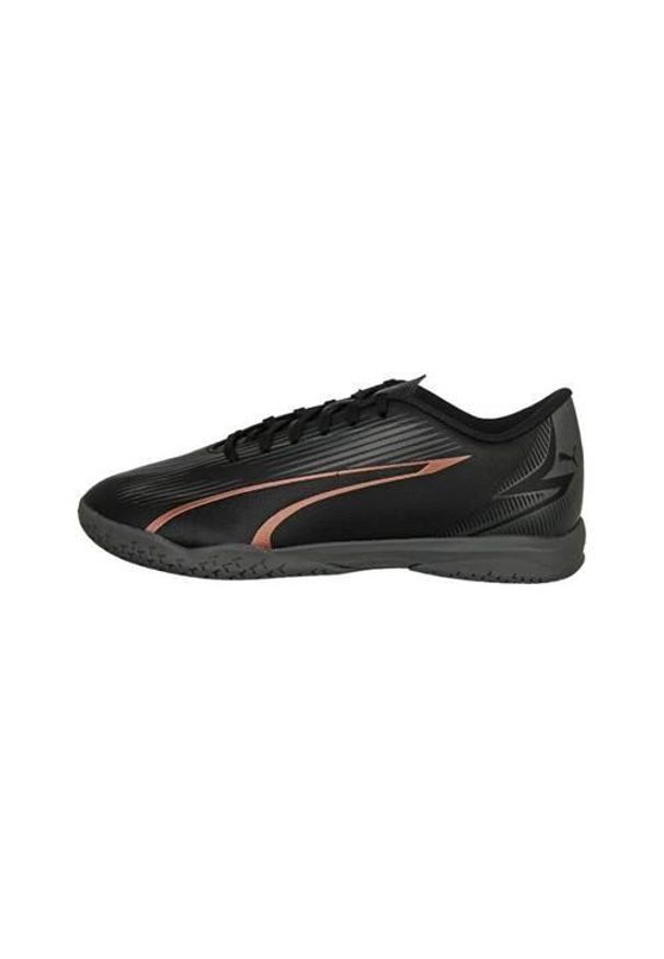 Buty piłkarskie męskie Puma Ultra Play It. Kolor: czarny, brązowy, wielokolorowy. Materiał: materiał, syntetyk. Szerokość cholewki: normalna. Wzór: nadruk. Sport: piłka nożna