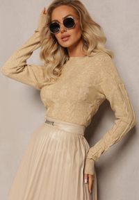 Renee - Beżowy Warkoczowy Sweter z Długim Rękawem i Ściągaczami Kaviss. Kolor: beżowy. Materiał: dzianina. Długość rękawa: długi rękaw. Długość: długie. Wzór: ze splotem. Styl: klasyczny