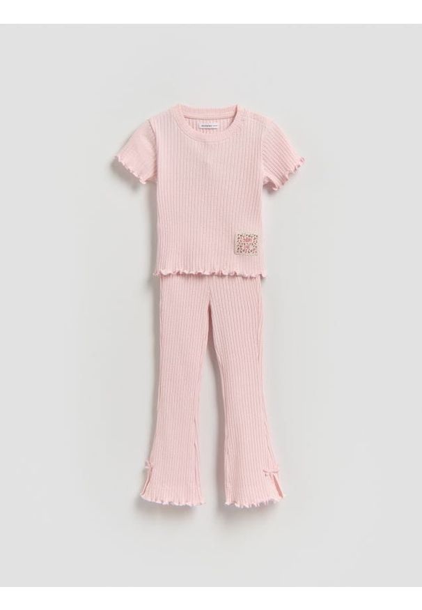 Reserved - Prążkowany komplet z naszywką - pastelowy róż. Kolor: różowy. Materiał: prążkowany. Wzór: aplikacja