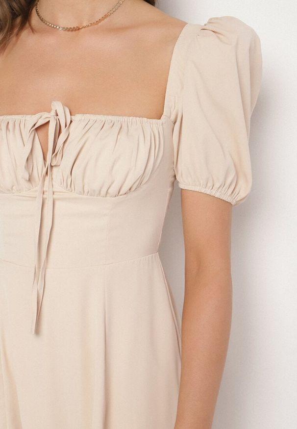 Born2be - Beżowa Sukienka w Rustykalnym Stylu z Wiązaniem przy Dekolcie i Rozcięciem Idanillea. Okazja: na co dzień, na spacer. Typ kołnierza: dekolt kwadratowy. Kolor: beżowy. Typ sukienki: rozkloszowane. Styl: casual