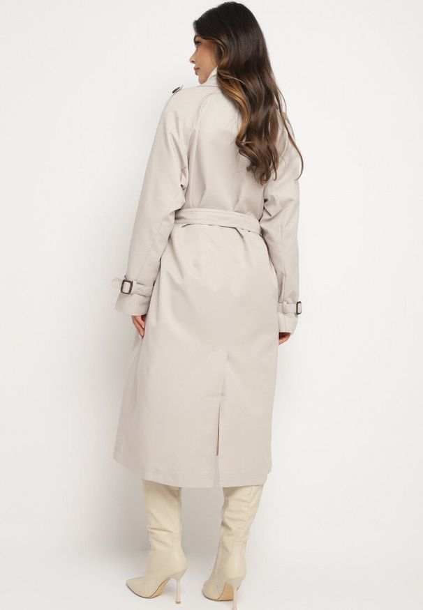 Born2be - Jasnobeżowy Dwurzędowy Płaszcz Trencz o Oversizowym Kroju z Paskiem Inathara. Okazja: na co dzień, do pracy, na spacer. Kolor: beżowy. Materiał: jeans. Wzór: aplikacja. Styl: casual, klasyczny