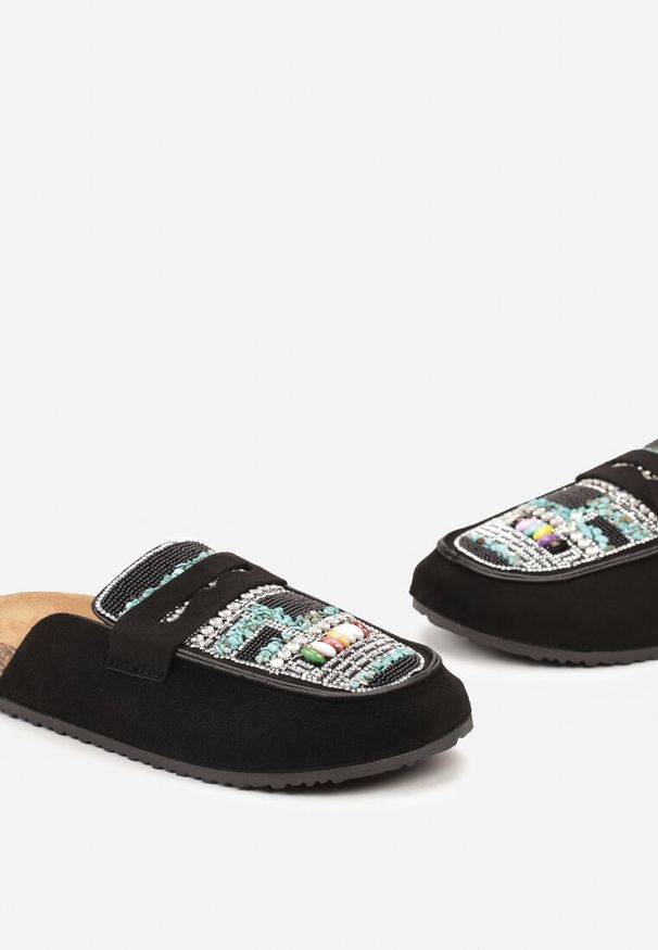 Born2be - Czarne Klapki Mule na Korkowej Podeszwie Ozdobione Koralikami Enoria. Kolor: czarny. Wzór: aplikacja. Styl: wakacyjny, boho