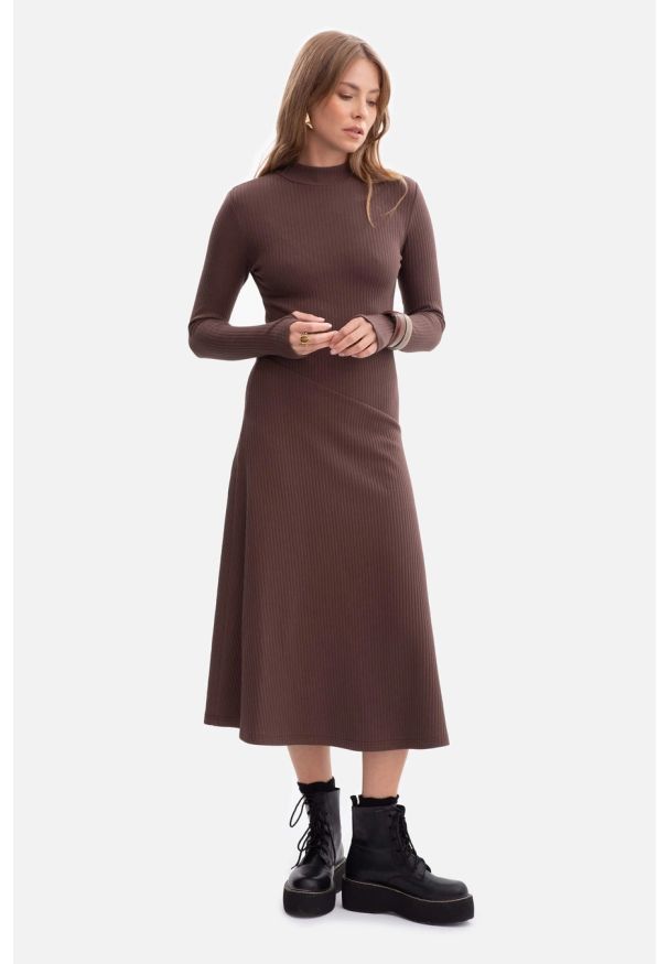 BeWear - Bawełniana sukienka dzianinowa z golfem rozkloszowana brąz. Typ kołnierza: golf. Kolor: brązowy. Materiał: bawełna, dzianina. Sezon: zima, jesień