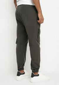 Born2be - Ciemnozielone Spodnie Dresowe w Stylu Cargo z Bawełny Niniviea. Okazja: do domu, na co dzień. Kolor: zielony. Materiał: bawełna, dresówka. Styl: casual #5
