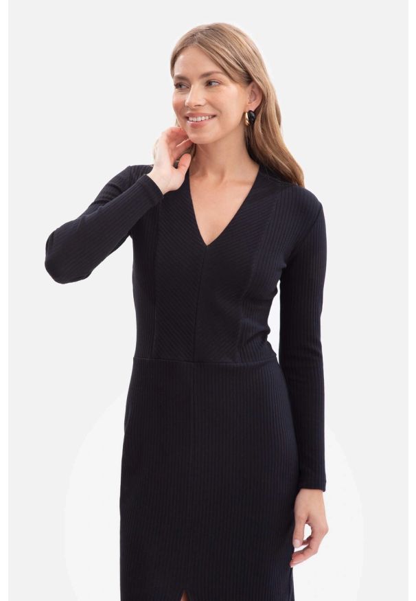 BeWear - Bawełniana sukienka dzianinowa ołówkowa z dekoltem V czarna. Kolor: czarny. Materiał: dzianina, bawełna. Sezon: zima, jesień. Typ sukienki: ołówkowe