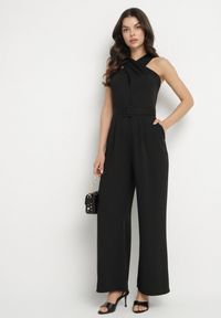 Born2be - Czarny Taliowany Kombinezon Ozdobiony Paskiem Dollivia. Okazja: na co dzień. Kolor: czarny. Wzór: aplikacja. Styl: casual, elegancki #4