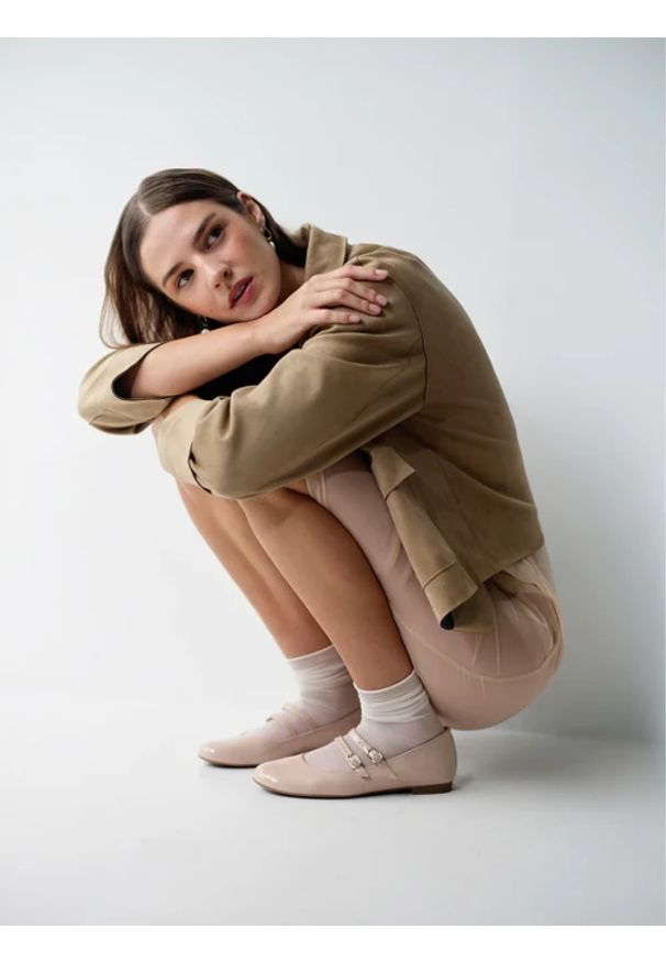 Ryłko - Lakierowane baleriny z dwoma paskami. Nosek buta: okrągły. Zapięcie: pasek. Kolor: beżowy. Materiał: skóra, lakier. Szerokość cholewki: normalna. Styl: street