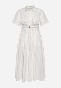 Born2be - Biała Bawełniana Sukienka o Koszulowym Kroju z Paskiem i Kwiatowymi Broszkami Zelnea. Okazja: na spotkanie biznesowe. Kolor: biały. Materiał: bawełna. Długość rękawa: krótki rękaw. Wzór: kwiaty. Typ sukienki: koszulowe. Styl: biznesowy, elegancki #4