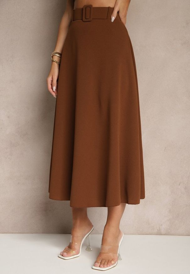 Renee - Brązowa Rozkloszowana Spódnica Maxi z Paskiem i Klamrą Adlirca. Okazja: na co dzień. Kolor: brązowy. Materiał: materiał. Wzór: gładki. Styl: casual
