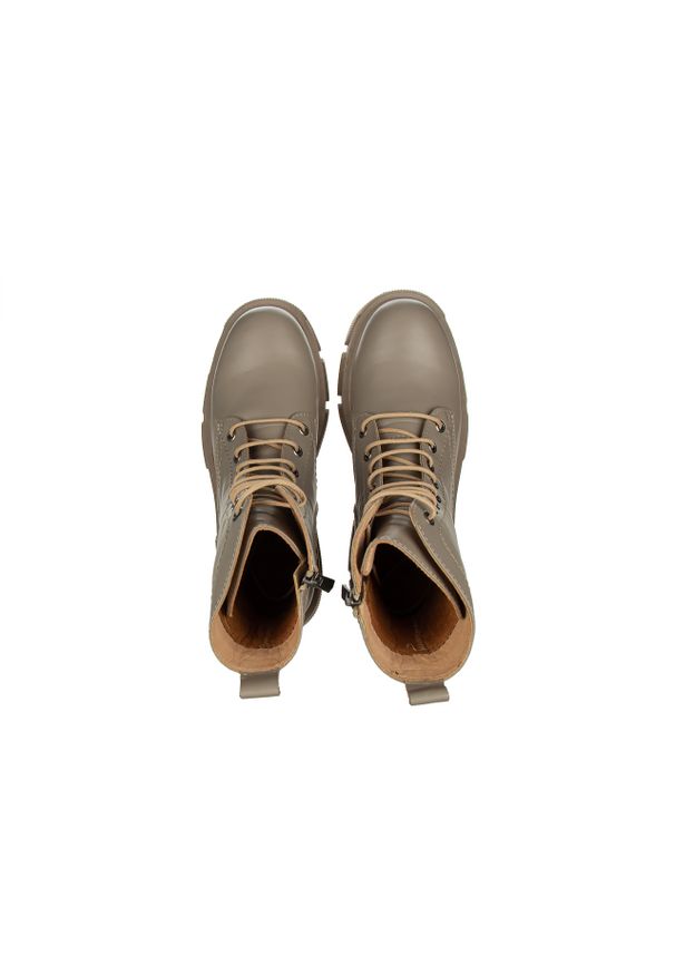 Trzewiki Bayla-161 188 1301 25 Taupe 161631, Beżowy, Skóra naturalna. Okazja: na co dzień. Kolor: beżowy. Szerokość cholewki: normalna. Wysokość cholewki: za kostkę. Materiał: skóra. Sezon: jesień, zima. Obcas: na obcasie. Styl: klasyczny, casual, elegancki. Wysokość obcasa: średni