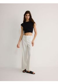 Reserved - Spodnie z kantem - biały. Kolor: biały. Materiał: tkanina, wiskoza. Wzór: gładki #1