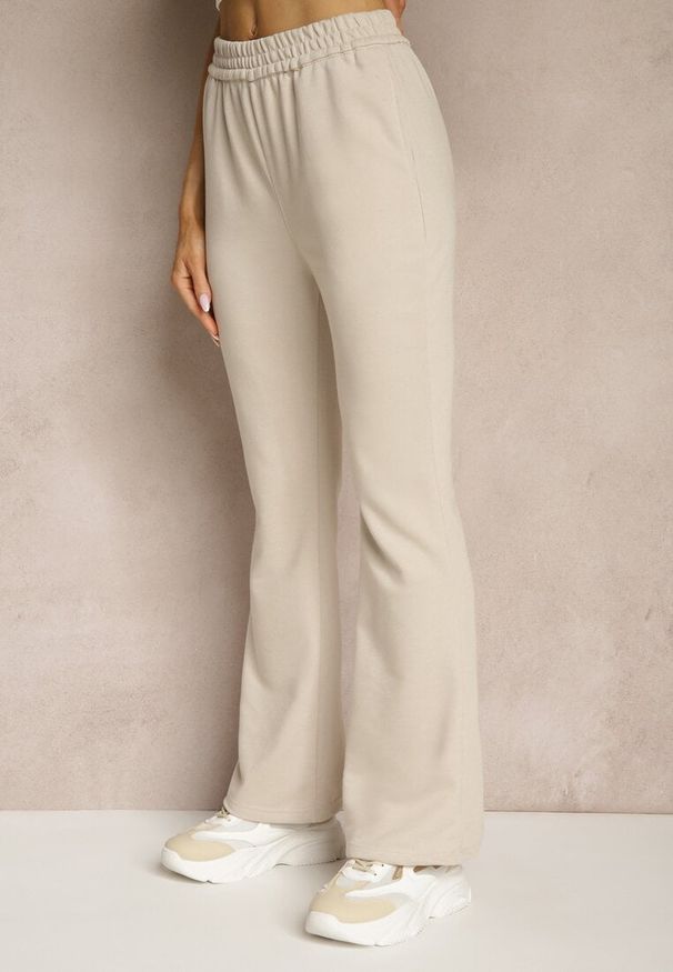 Renee - Beżowe Dresowe Spodnie Flare z Gumką w Pasie Efranaria. Okazja: na co dzień. Kolor: beżowy. Materiał: dresówka. Styl: klasyczny, elegancki, casual