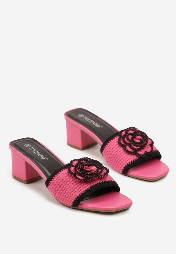 Renee - Fuksjowe Klapki na Słupkowym Obcasie z Szydełkową Cholewką z Kwiatem Idara. Okazja: na co dzień, na spacer. Kolor: różowy. Materiał: jeans, koronka. Wzór: kwiaty. Sezon: wiosna. Obcas: na obcasie. Styl: boho, elegancki, casual. Wysokość obcasa: średni