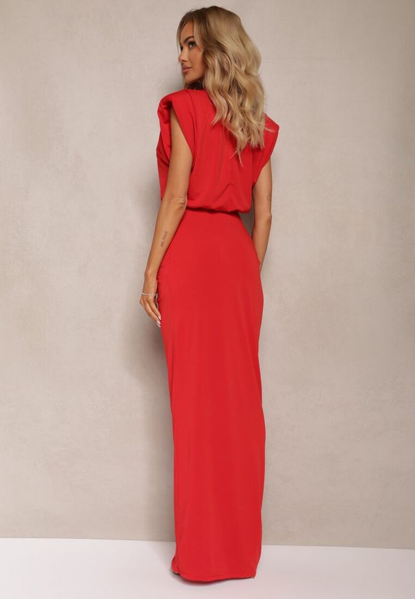 Renee - Czerwona Dopasowana Sukienka Maxi z Rozcięciem i Poduszkami w Ramionach Racbba. Kolor: czerwony. Styl: elegancki, glamour. Długość: maxi