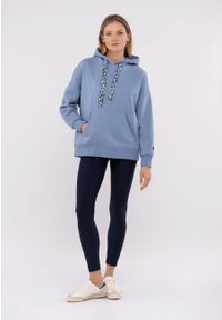 Volcano - Prążkowane legginsy N-LISBONA. Stan: podwyższony. Kolor: niebieski. Materiał: prążkowany. Wzór: napisy, prążki. Styl: sportowy #1