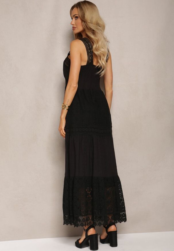 Renee - Czarna Rozkloszowana Sukienka z Koronki z Trójkątnym Dekoltem i Falbanką Piolena. Okazja: na co dzień. Kolor: czarny. Materiał: koronka. Wzór: koronka. Typ sukienki: rozkloszowane. Styl: casual