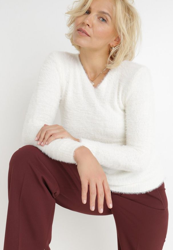 Born2be - Biały Sweter Wełniany Panaris. Typ kołnierza: dekolt w serek. Kolekcja: plus size. Kolor: biały. Materiał: wełna. Styl: klasyczny