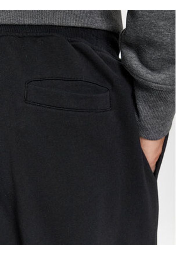 GANT - Gant Spodnie dresowe Reg Tonal Shield Pants 2039023 Czarny Regular Fit. Kolor: czarny. Materiał: dresówka, bawełna