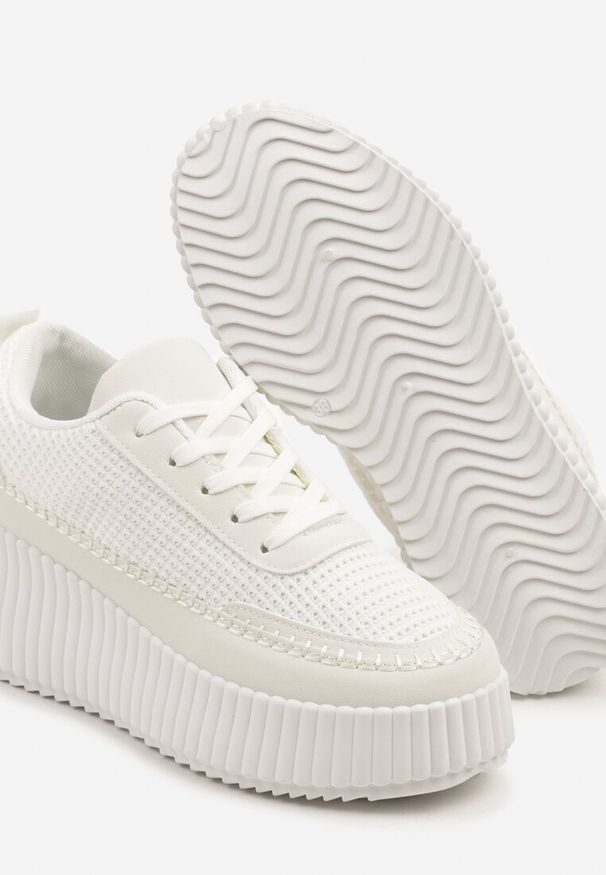 Renee - Białe Sneakersy na Tłoczonej Platformie z Ozdobnymi Przeszyciami Faloviela. Kolor: biały. Materiał: jeans. Obcas: na platformie