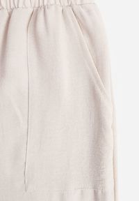 Renee - Beżowe Spodnie High Waist ze Sznurkiem w Talii i Prostą Nogawką Raveann. Okazja: na co dzień, na spacer. Stan: podwyższony. Kolor: beżowy. Wzór: aplikacja. Styl: casual #2