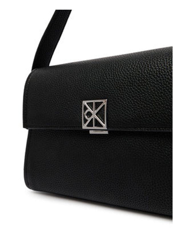 Calvin Klein Torebka Emblem Hw Pebble Shoulder Bag 25 LV04F3425G Czarny. Kolor: czarny. Materiał: skórzane